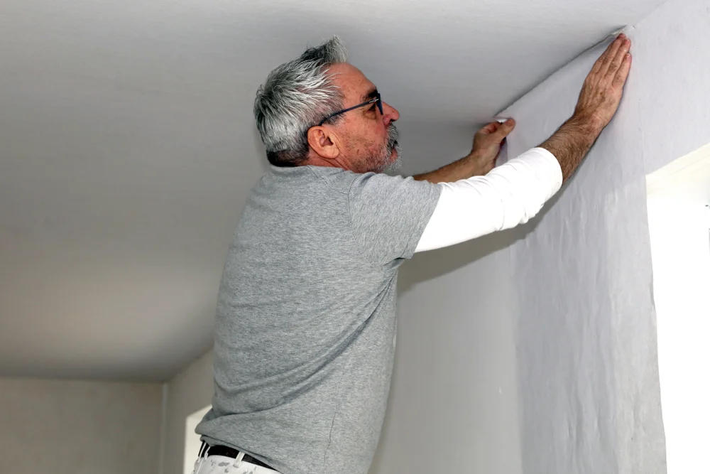 Vliesbehang vs stucen bij nieuwbouwwoningen in Purmerend. Wat is beter? Deze uitleg zal je helpen om een keuze te maken.